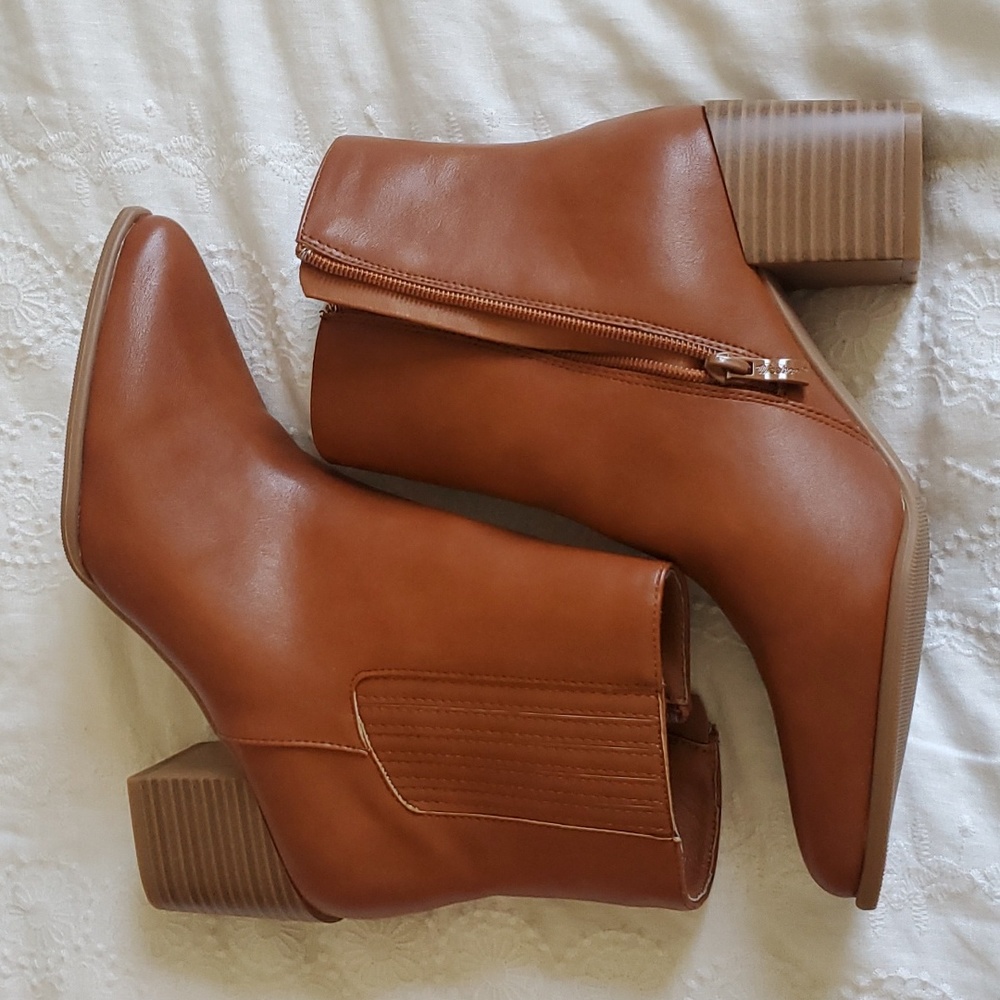 NWOB Brown faux leather boots